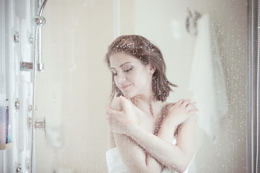 Warme douche in de badkamer