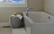 Badkamer met een moderne badkuip